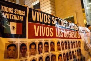 Cientos de rosarinos marcharon por los 43 de Ayotzinapa. Foto: Florencia Vizzi
