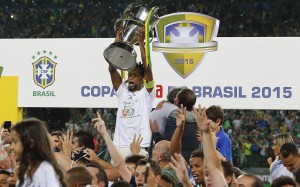 Palmeiras' Ze Roberto holds up the trophy as he celebrates with teammates after defeating Santos at the end of the Copa do Brasil final soccer match in Sao Paulo, Brazil, Thursday, Dec. 3, 2015. Palmeiras won in a penalty shootout after a 2-2 draw on aggregate.(AP Photo/Andre Penner)