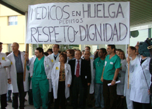 FOTO DE MEDICOS VERA BARROS EN PARO CON CARTEL GRANDE