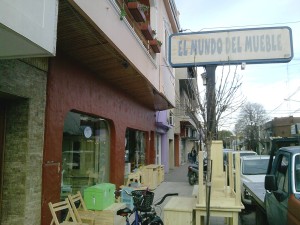 Robaron una mueblería, gatillaron sobre la víctima y no salió el tiro