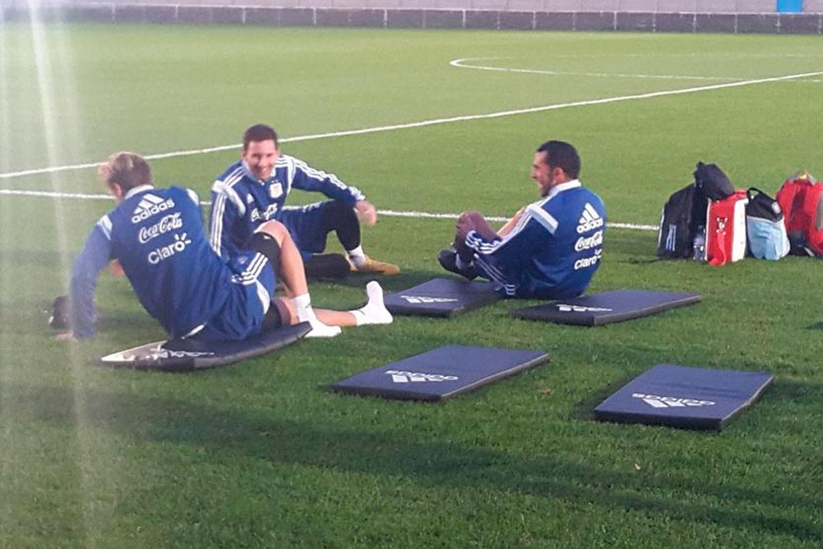 Luego de tres años, Tevez volvió a la Selección y se reencontró con Messi