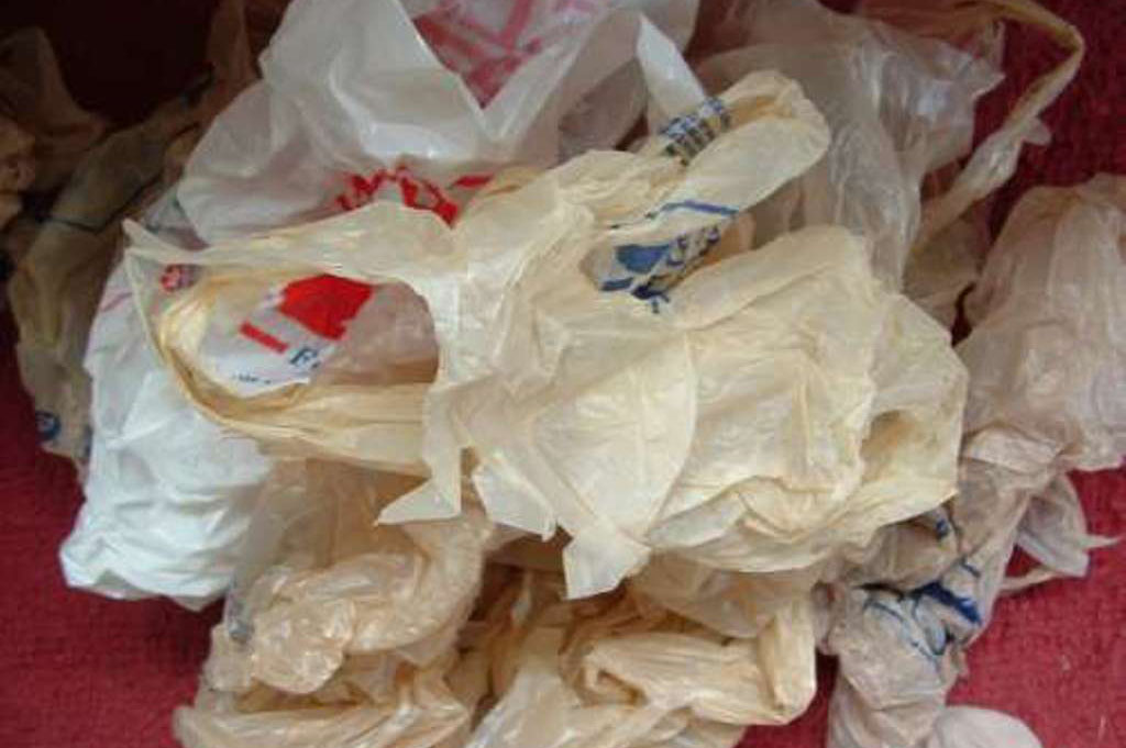 Se reflota el debate en el Concejo por la prohibición de bolsas plásticas en los súper