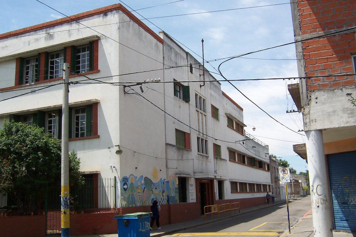 Mujer demorada por agredir al personal de la escuela donde concurre su hija