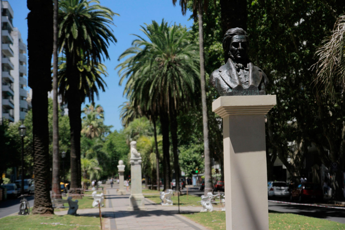 El paseo de calle Oroño suma nuevas esculturas y fotografías