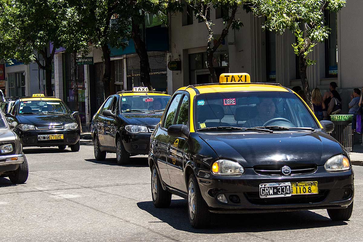 Cinco taxistas asaltados; uno resultó herido de arma blanca