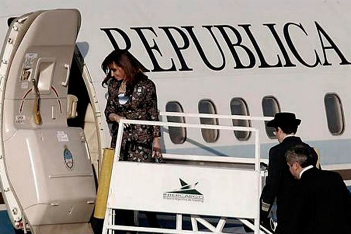 La presidenta llegó al país luego de la gira por Italia