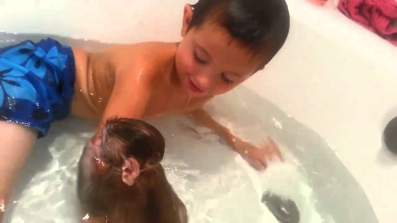 Mirá como este monito rescatado disfruta de un baño