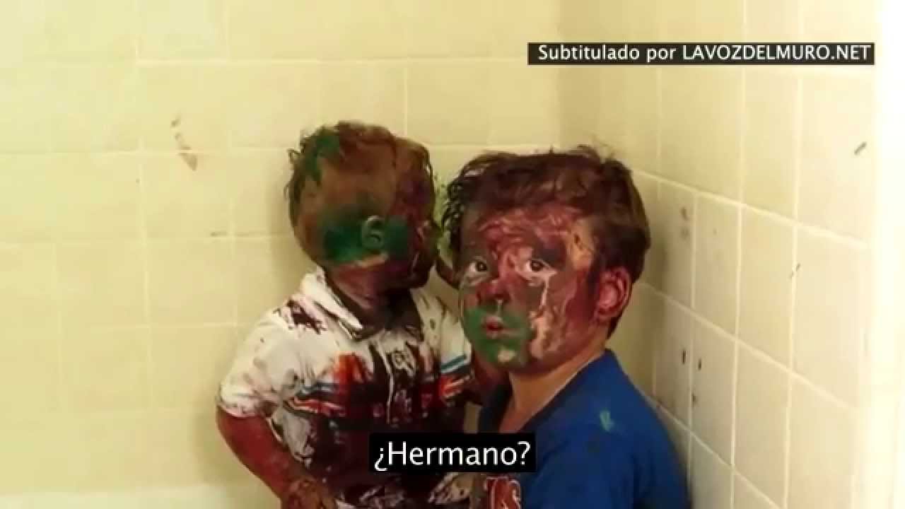 El padre no puede contener la risa al retar a sus hijos por una travesura
