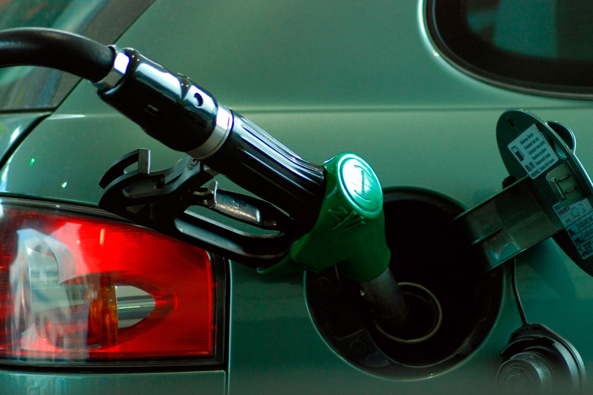 A partir de mañana, bajan los precios de los combustibles