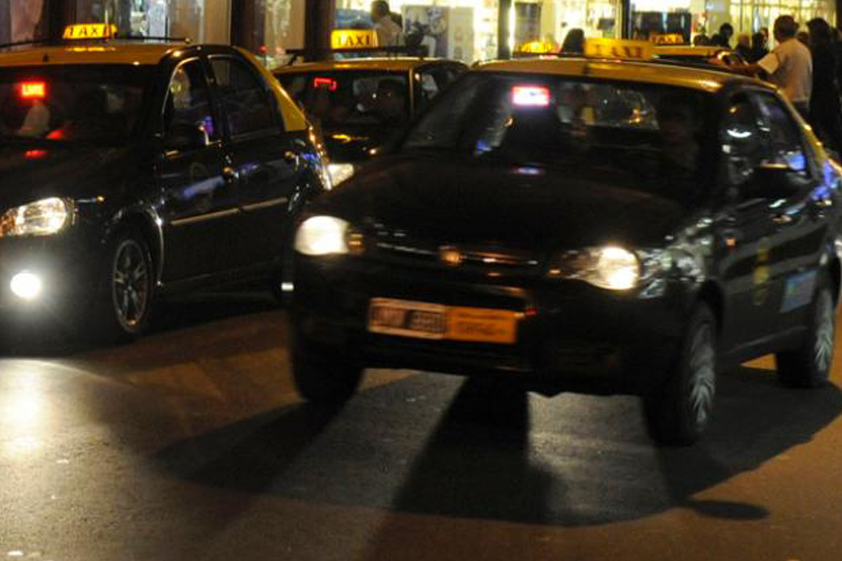 Taxista detenido por amenazar a policías con un revolver
