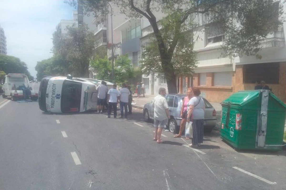 Espectacular choque entre ambulancia y taxi
