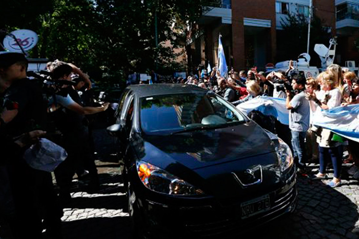 Trasladan los restos de Nisman al cementerio de La Tablada