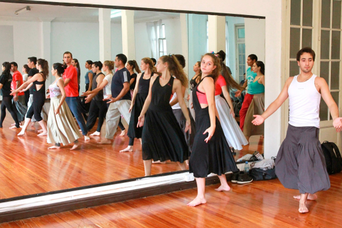 Bailarines santafesinos subirán al escenario de la Plaza Próspero Molina