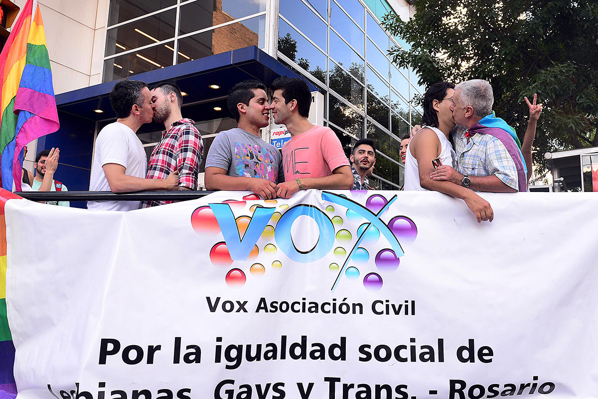 Discriminación, prejuicios y un «besazo» de repudio