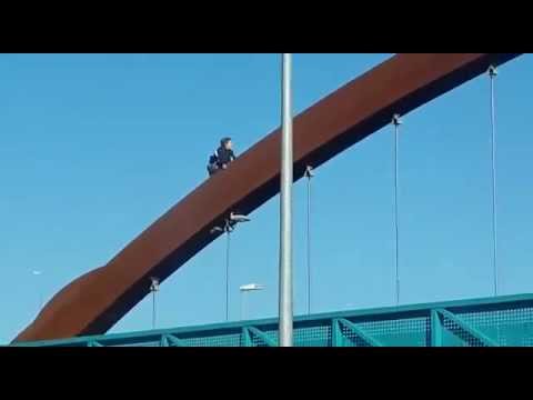 Un niño sorprendido en peligrosa travesura
