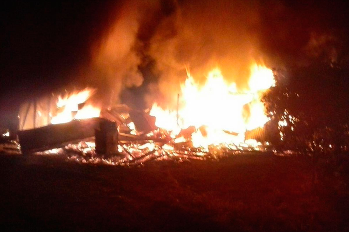 Río Negro: evacuan a diez mil personas por un incendio forestal
