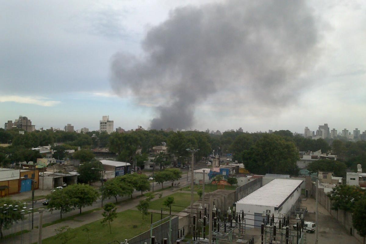 Un voraz incendio se produjo en un depósito de insumos informáticos