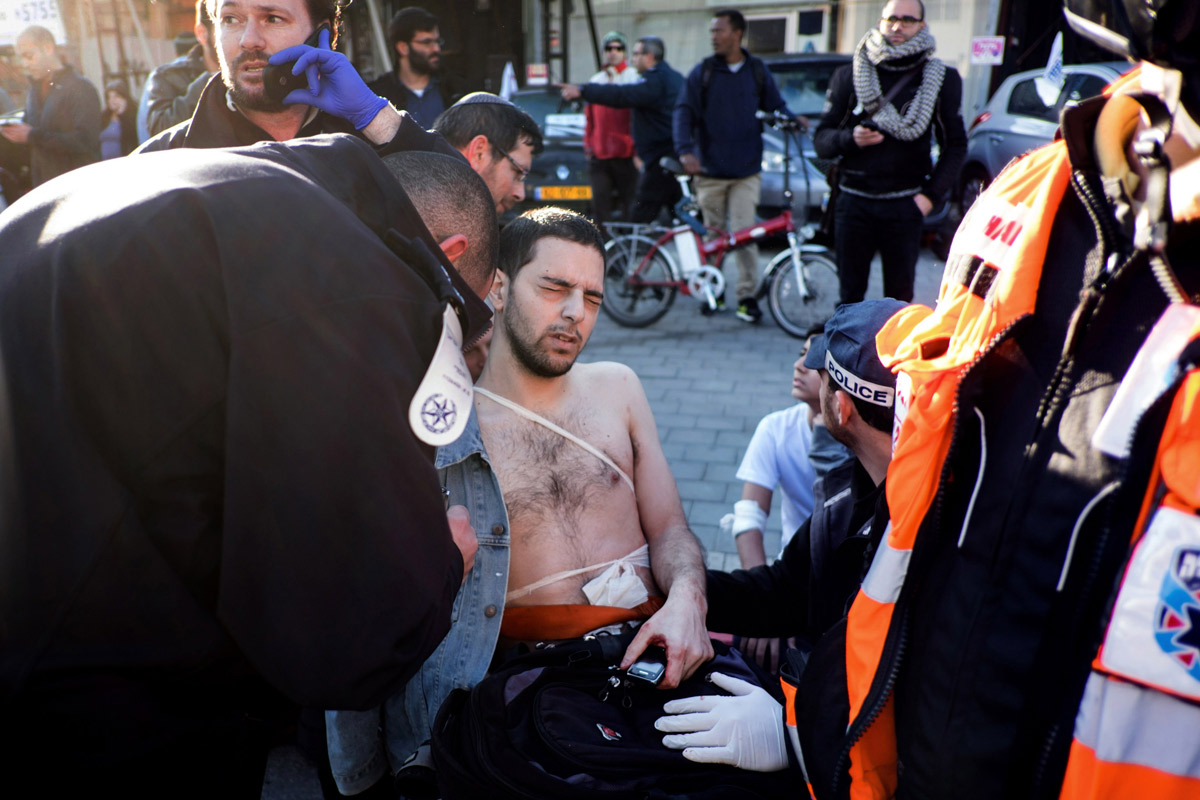 Israel: un palestino apuñaló a varias personas