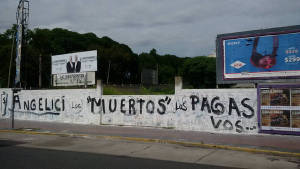 Pintadas amenazantas contra Angelici.