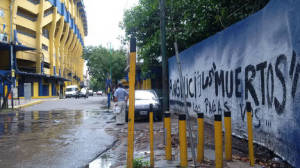 Las pintadas también aparecieron en cercanías de la Bombonera.