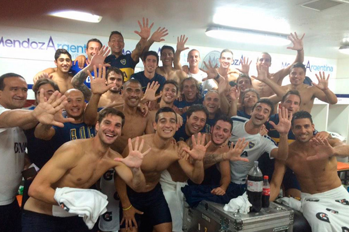 Tras el 5-0, la clásica «manito» es la burla de Boca a River