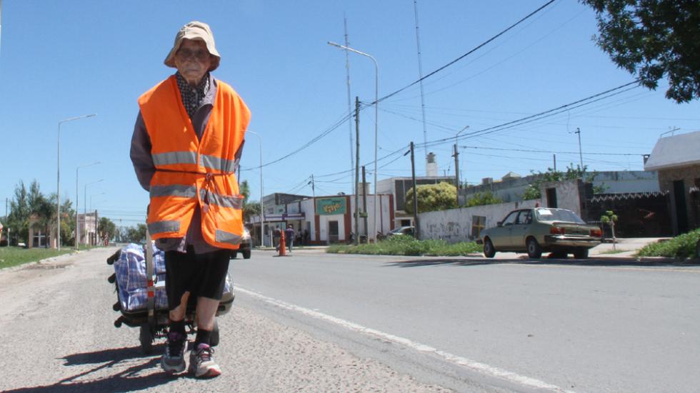 Con 91 años camina desde Tucumán rumbo a Luján