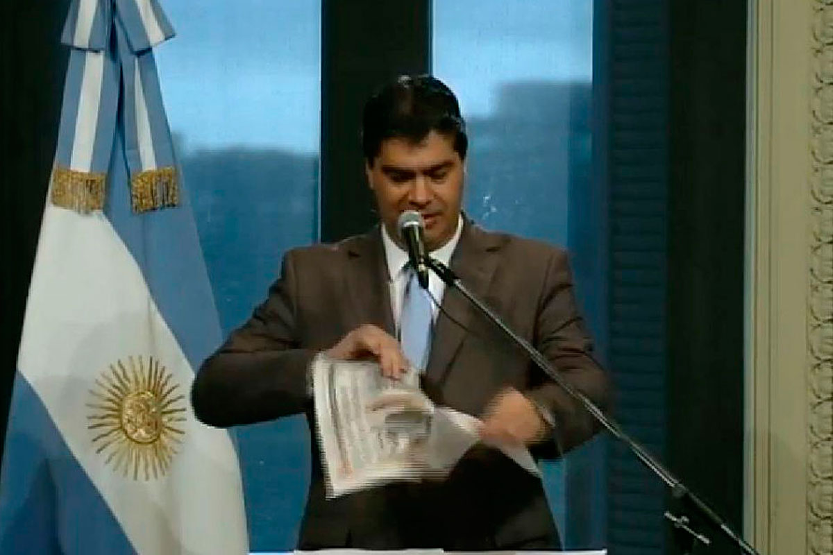 Capitanich rompió 2 hojas de Clarín frente a cámaras
