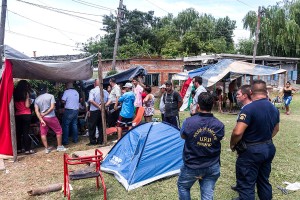 Vecinos y funcionarios dialogaron para tratar de llegar a un acuerdo. Foto: Florencia Vizzi.