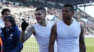 Icardi discute con los hinchas del Inter.