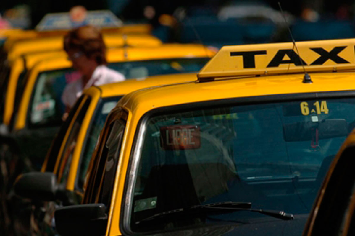 Municipio se opone a levantar el servicio nocturno de taxis