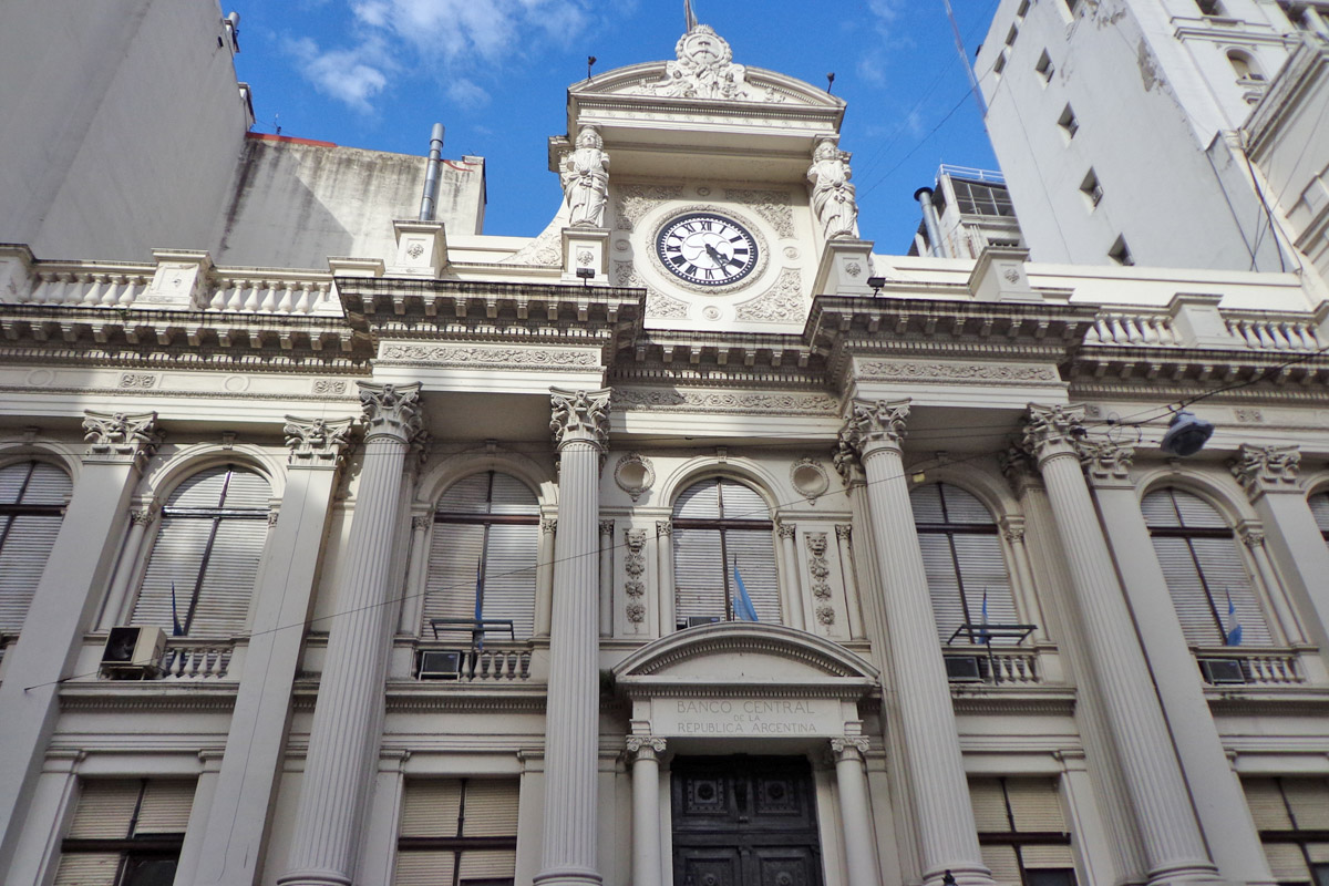 Economistas cuestionan al Banco Central y alertaron por la falta de dólares