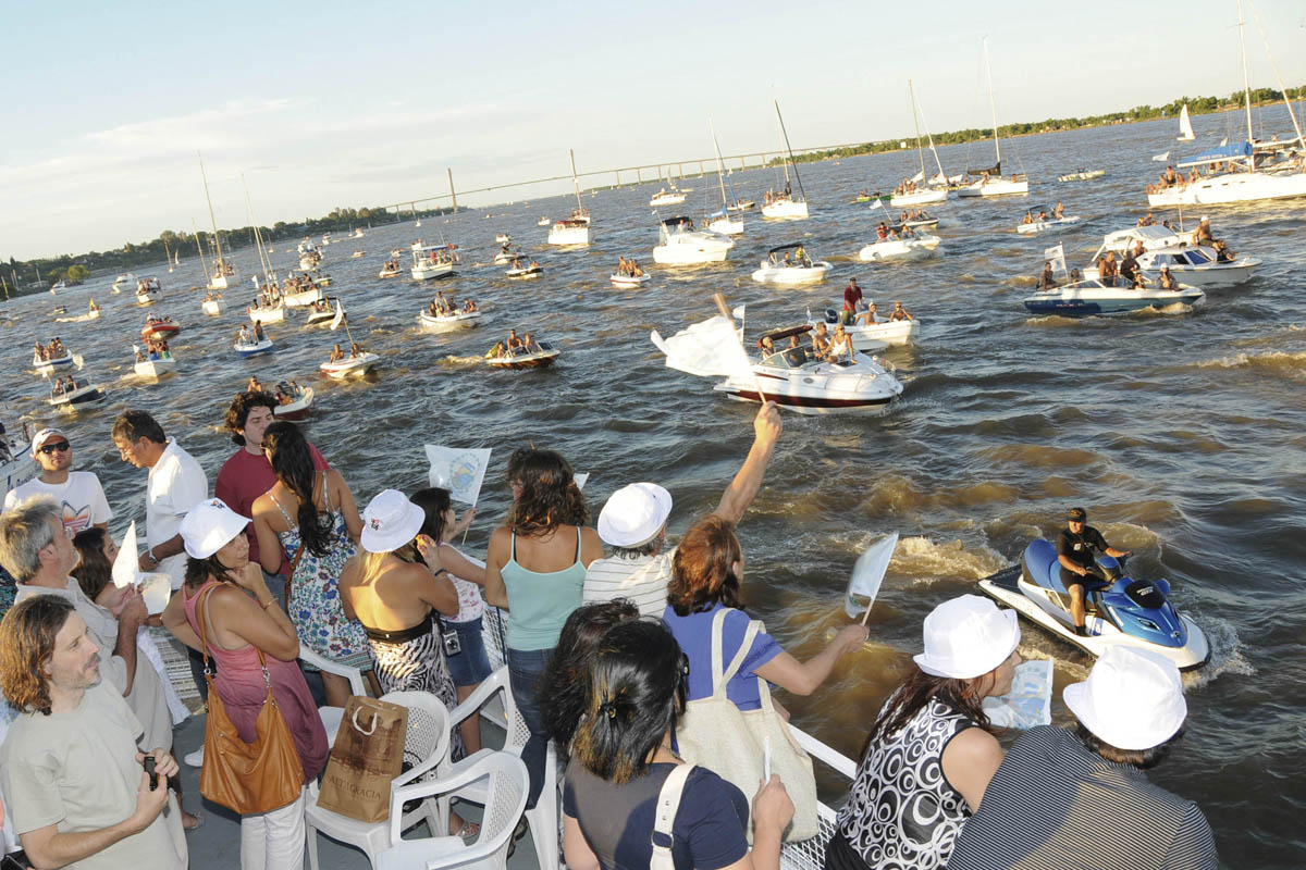 «Caravana de los deseos» cierra festejo por la bandera