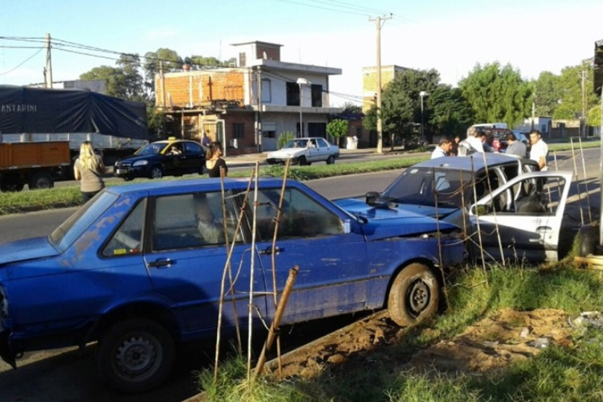 Auto descontrolado impactó contra cuatro vehículos