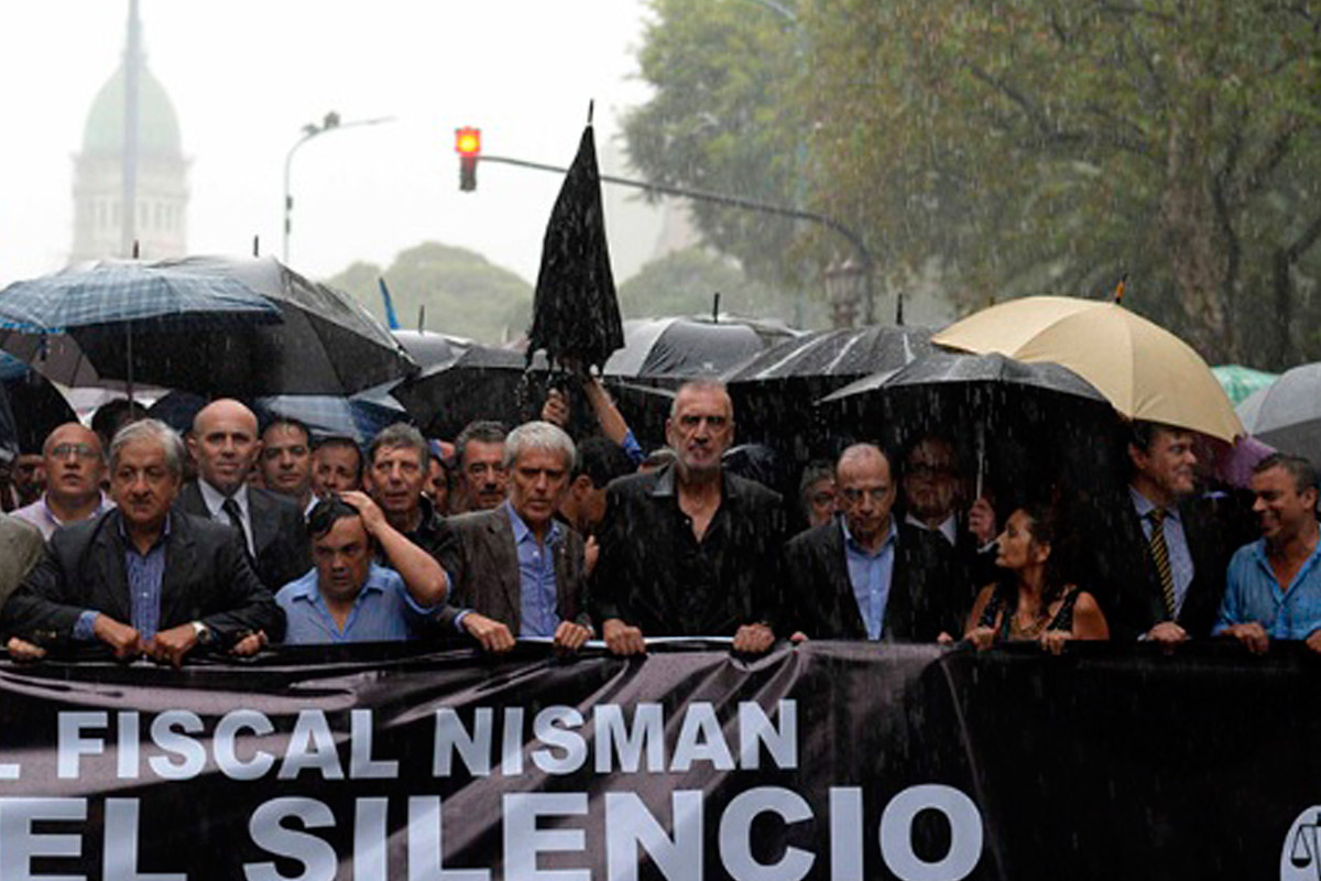 18F: una multitud marchó a Plaza de Mayo bajo la lluvia