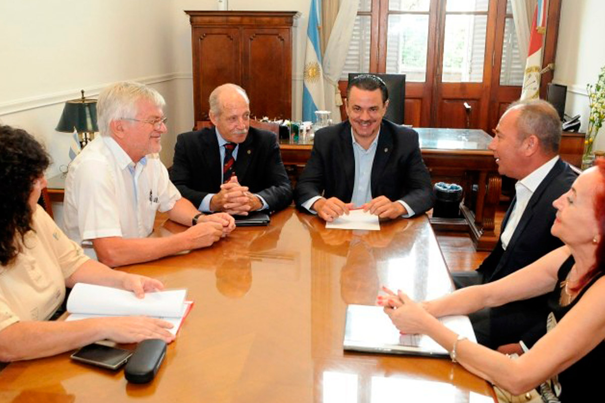 La provincia ofertó recomponer salarios a estatales