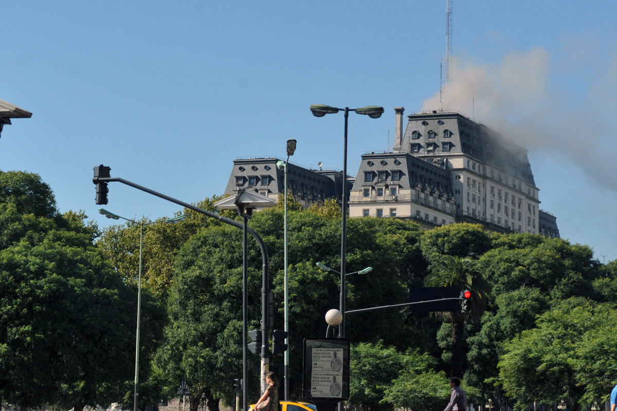 Un incendio de magnitud afecta el edificio Libertador