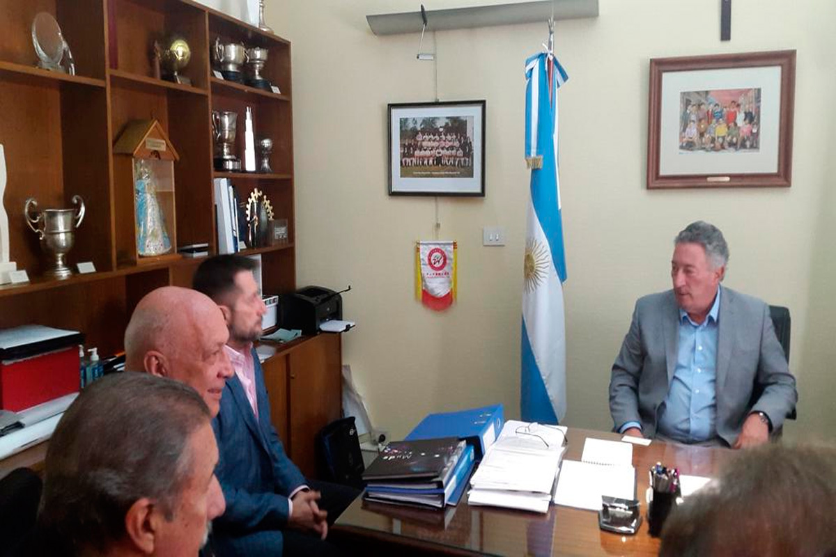 Comenzó la reunión entre Bonfatti y el presidente de la AFA