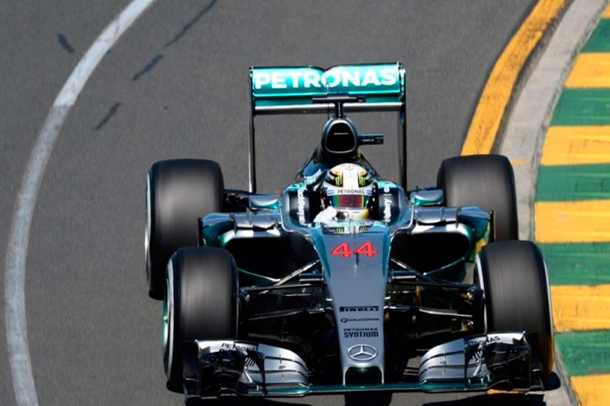 Hamilton logra la pole y saldrá delante de Rosberg