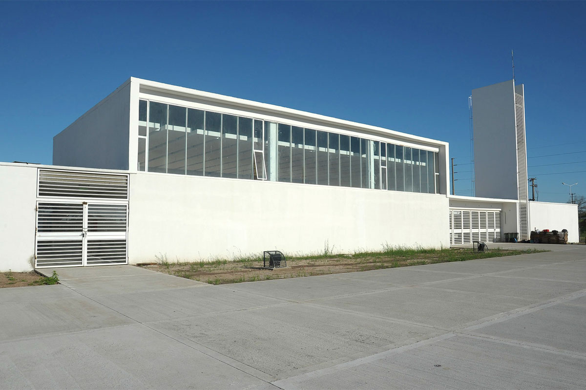 Bonfatti inaugura edificio de la escuela 407 de Las Flores