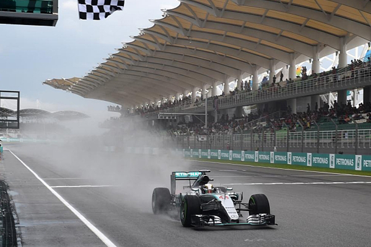 El campeón Hamilton logró la “pole position” en Malasia