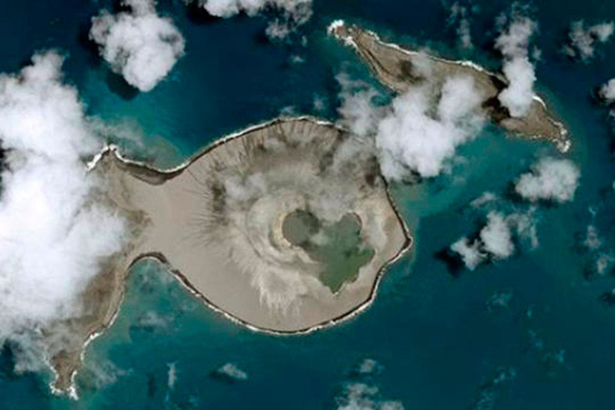 Nueva isla en el océano pacífico producto de un volcán