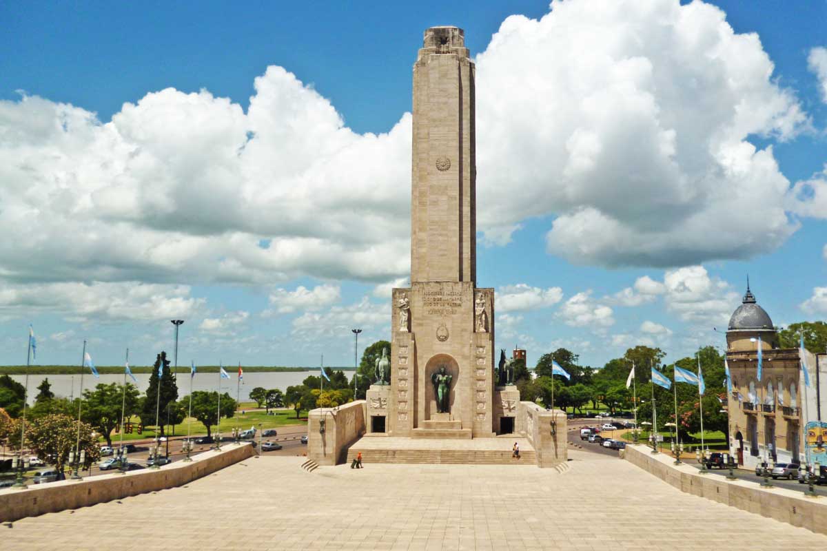 Homenaje a héroes de Malvinas en el Monumento