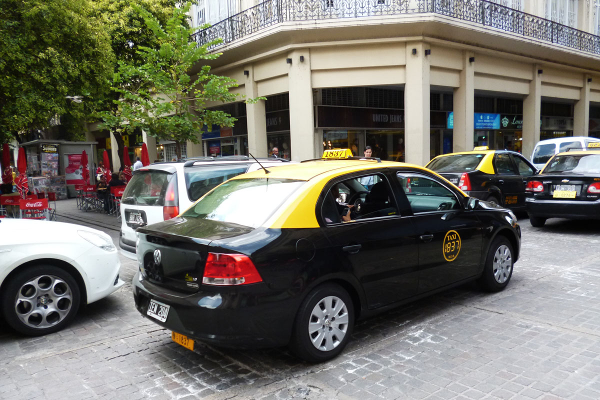 Falsos pasajeros asaltaron a un taxista en zona oeste