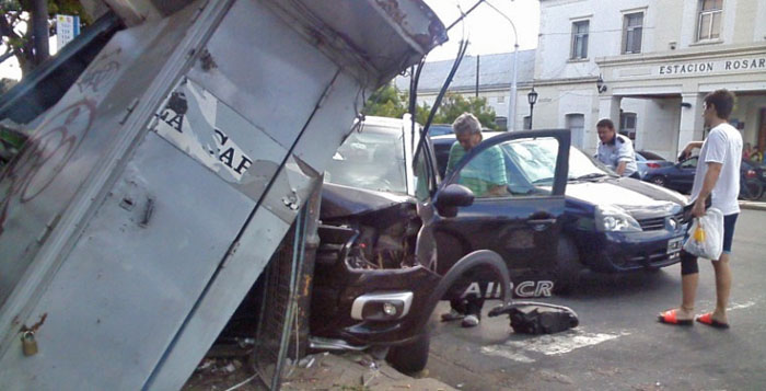 Auto fuera de control chocó un kiosco de diarios en Pichincha