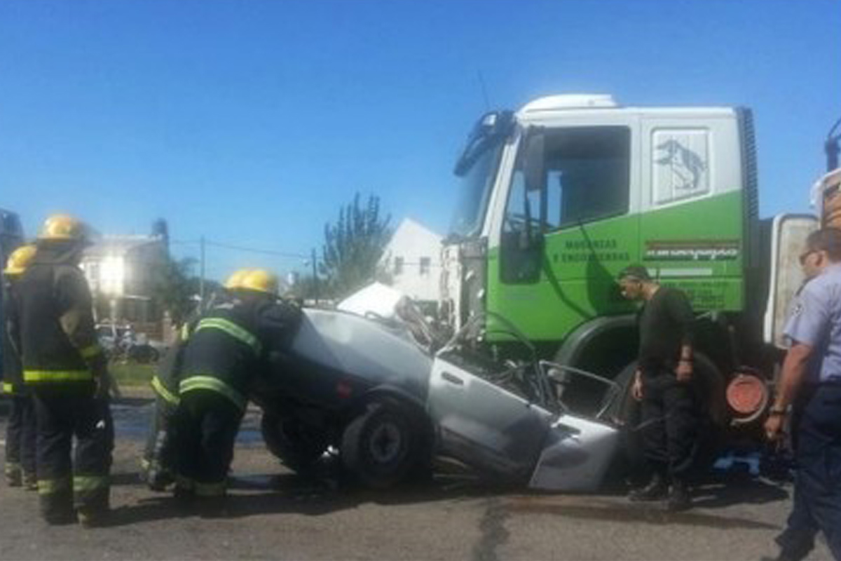 Cinco muertos en terrible choque entre un auto y un camión