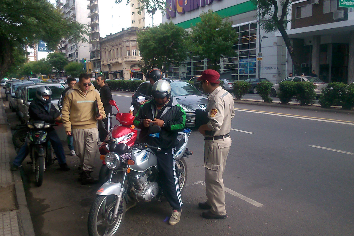 Motociclistas sancionados por invadir bicisendas