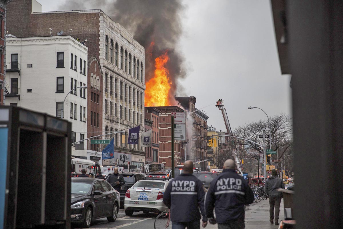 Luego de explotar, se derrumbó un edificio en Nueva York