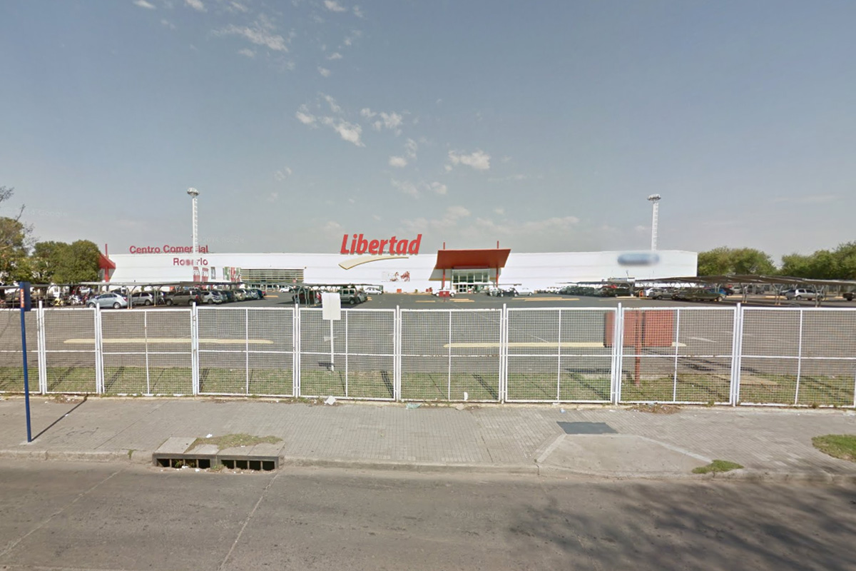 Robaron mercadería de un utilitario en un supermercado