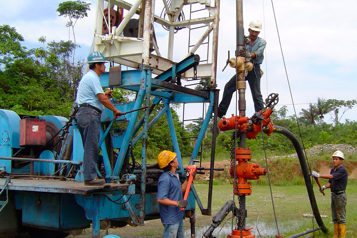 Empresas de servicio petrolero amagan con suspender 10 mil operarios en Neuquén