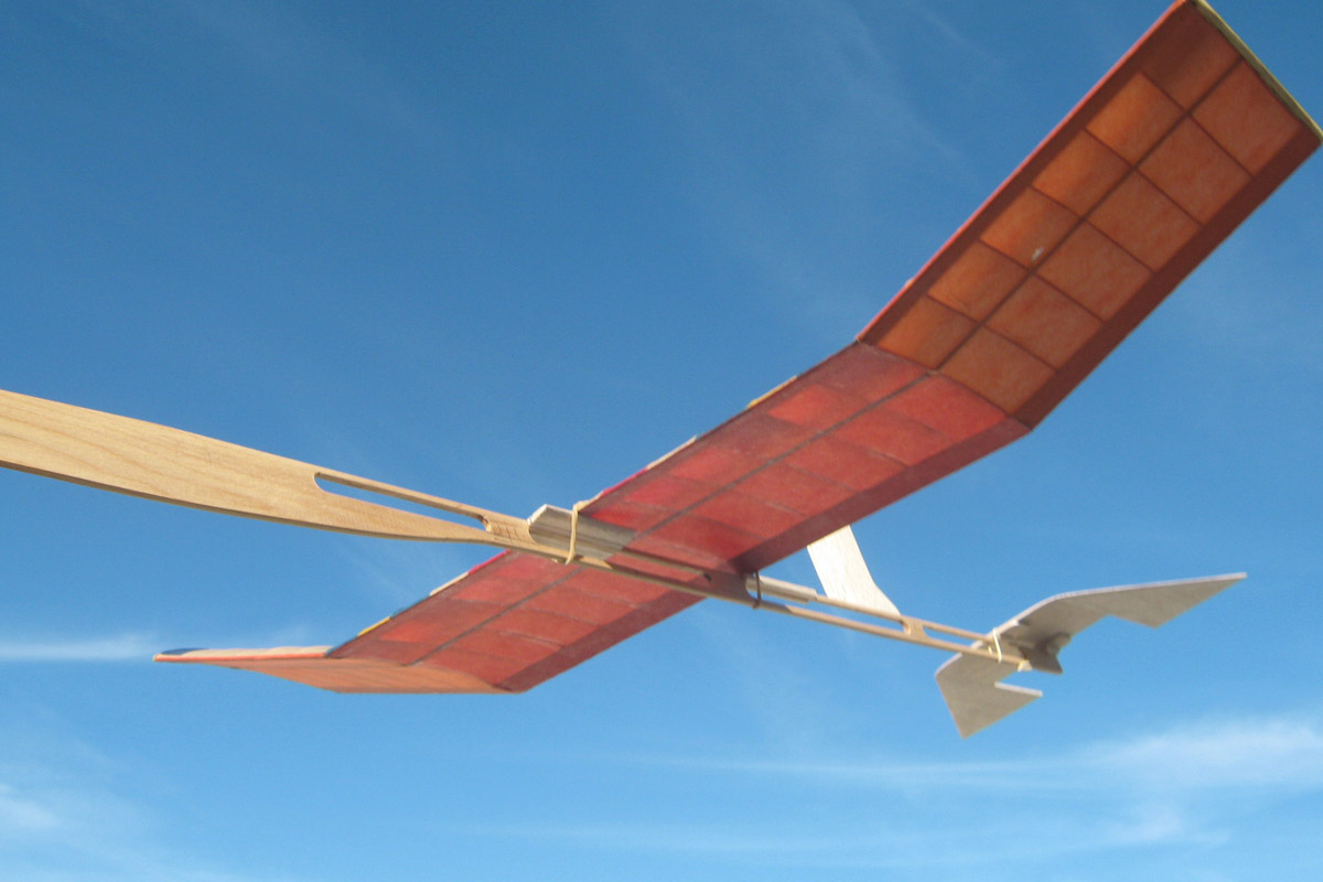 ¿ Puede dar la vuelta al mundo un avión sin combustible?